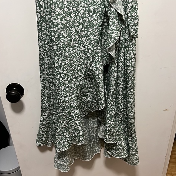 Green floral ruffle wrap dress - Picture 2 of 3